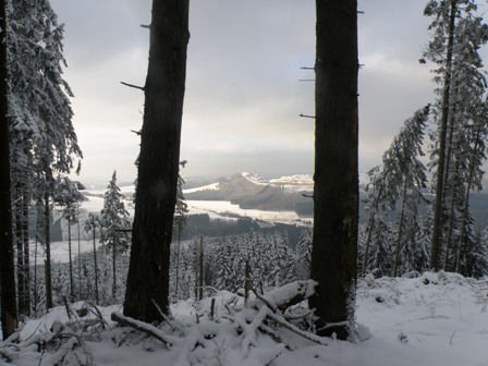 Uitzicht in de sneeuw op heuvels in Sauerland