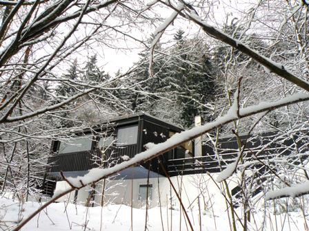 De vakantiewoning in de winter. Achter het huis volop wandelmogelijkheden in het bos
